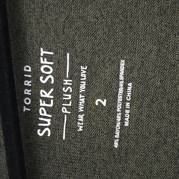 Torrid Olive Green Plush sweater Size 2 EUC - Picture 4 of 6